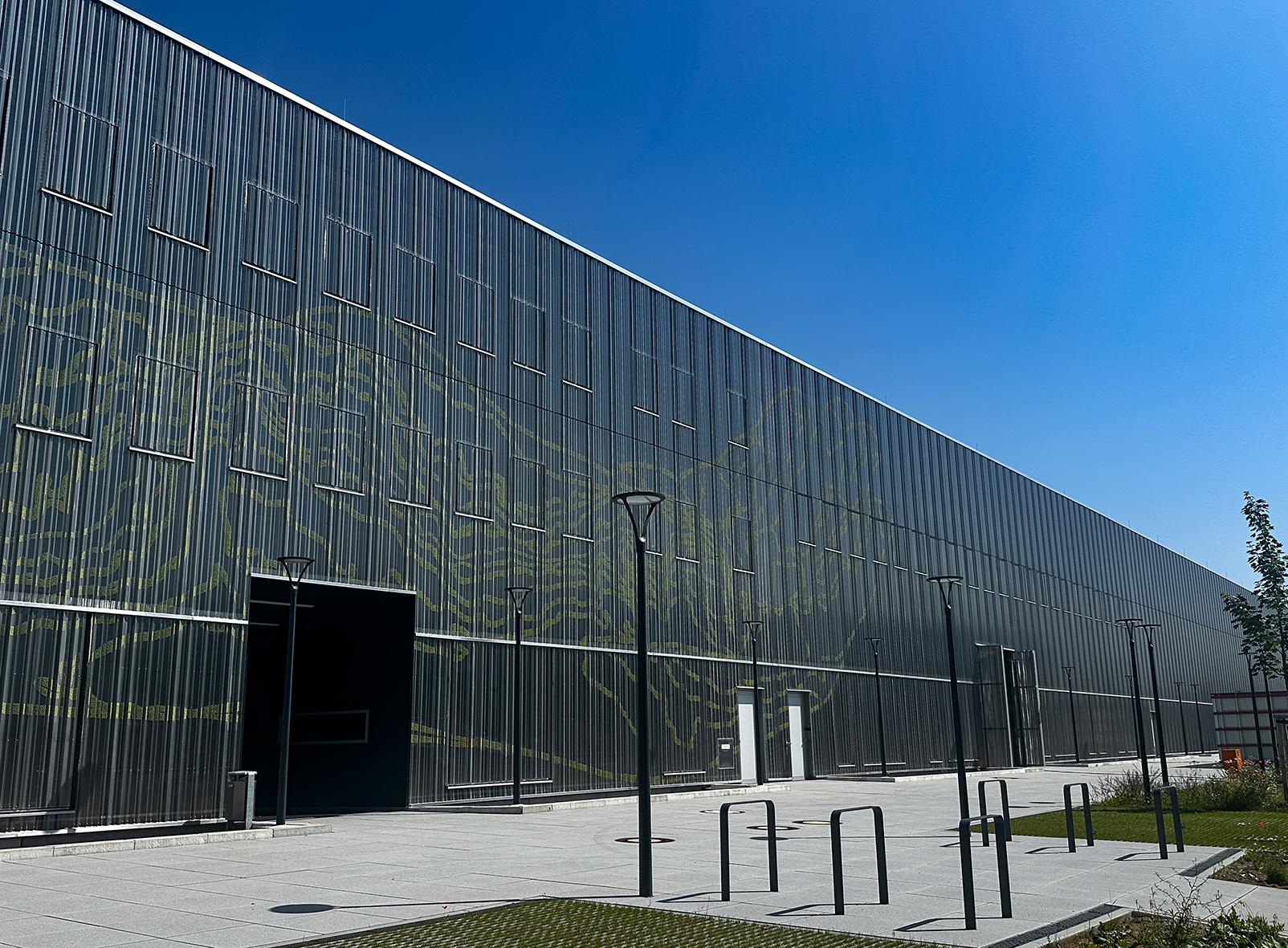 Präzision für die Kunst:   SCHÄFER Lochbleche fertigt Lochungen für Fassade des Zentraldepots Regensburg