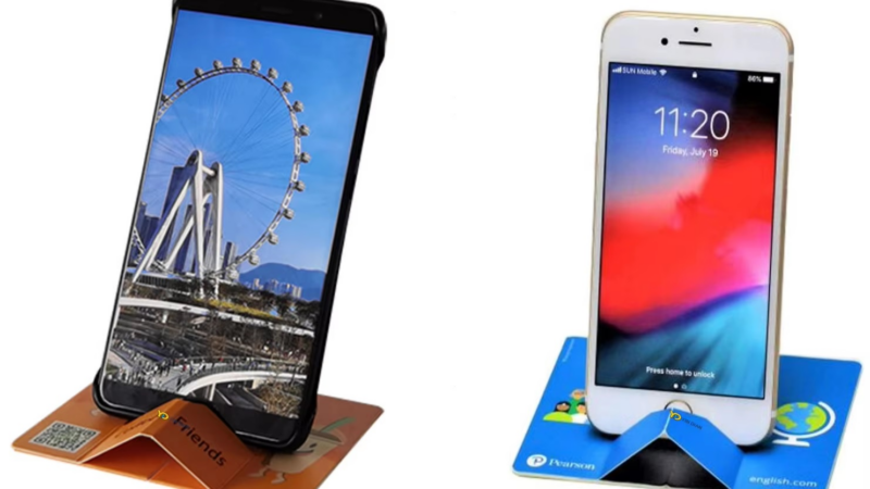 Gut aufgestellt! FlipStand – der bedruckbare Smartphone-Halter, der aus der Tasche zum Hingucker wird