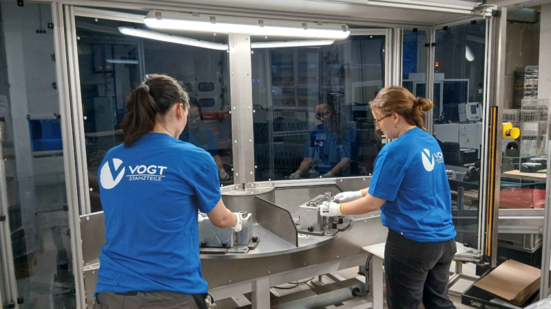 Neue Rund-Takt-Assembly-Line steigert Effizienz und Qualität in der Baugruppenfertigung bei Vogt Stanzteile GmbH