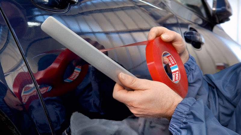 Montage ohne Bohren und Schrauben: tesa® Mounting-Klebebänder für effiziente industrielle Verbindungen