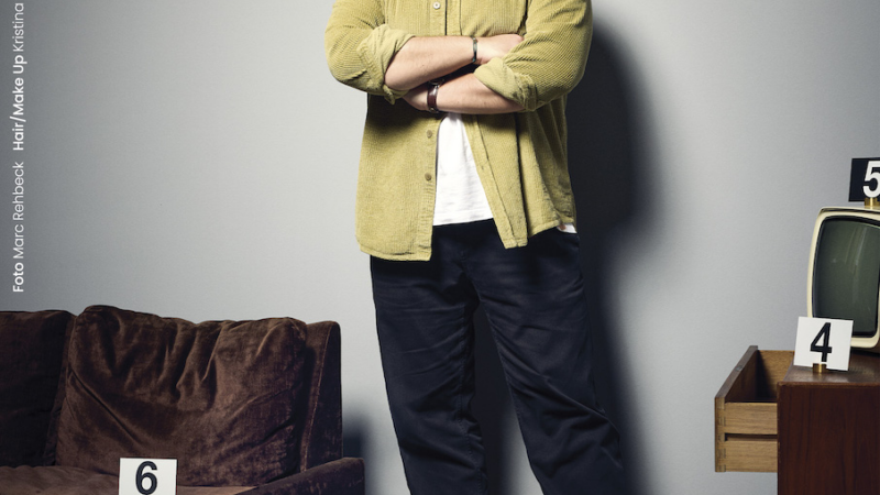 True-Crime Podcaster Philipp Fleiter stellt eindrückliche PETA-Motive vor:  „Nicht wegsehen, wenn nebenan Verbrechen an Tieren passieren!“