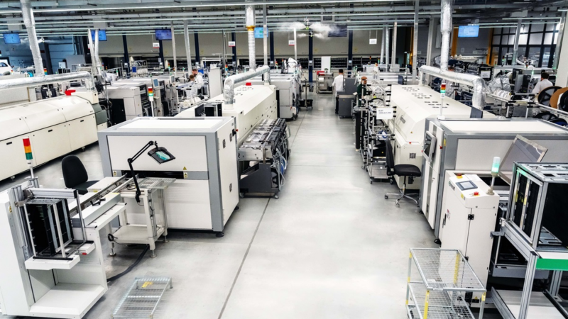 Fideltronik schafft mit iTAC Echtzeit-Transparenz über 25+ Produktionslinien