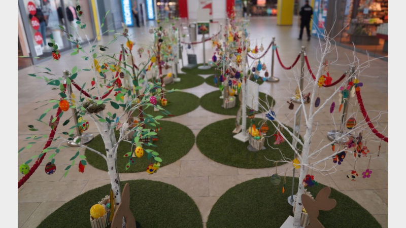 Frühlings-Update von den Kleinsten für die Schloßstraße: Kiez-Kitas verwandeln das Forum Steglitz in eine Maibaum-Galerie